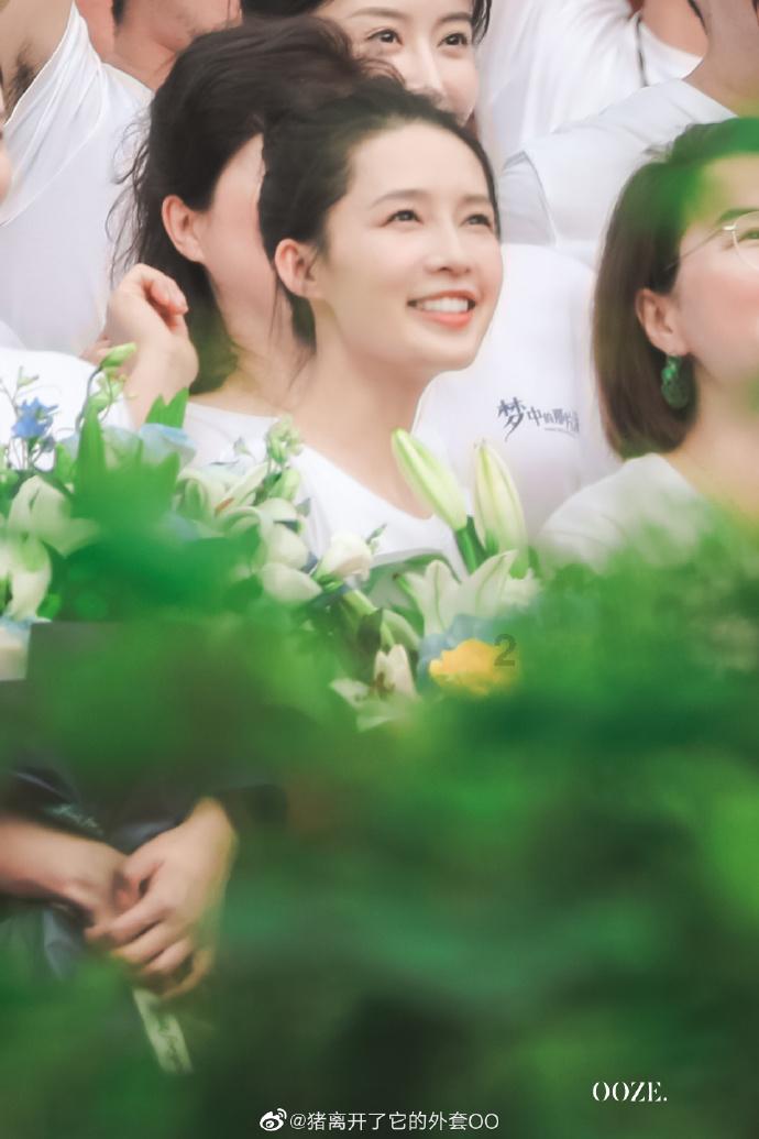 哈尔滨巨龙冰雕疑被小孩掰掉门牙